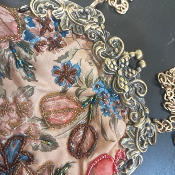 Vintage Floral Embroidered Beaded Purse • Evening Bag • Kiss-Lock Clasp w/ Chain - Picture 9 of 10